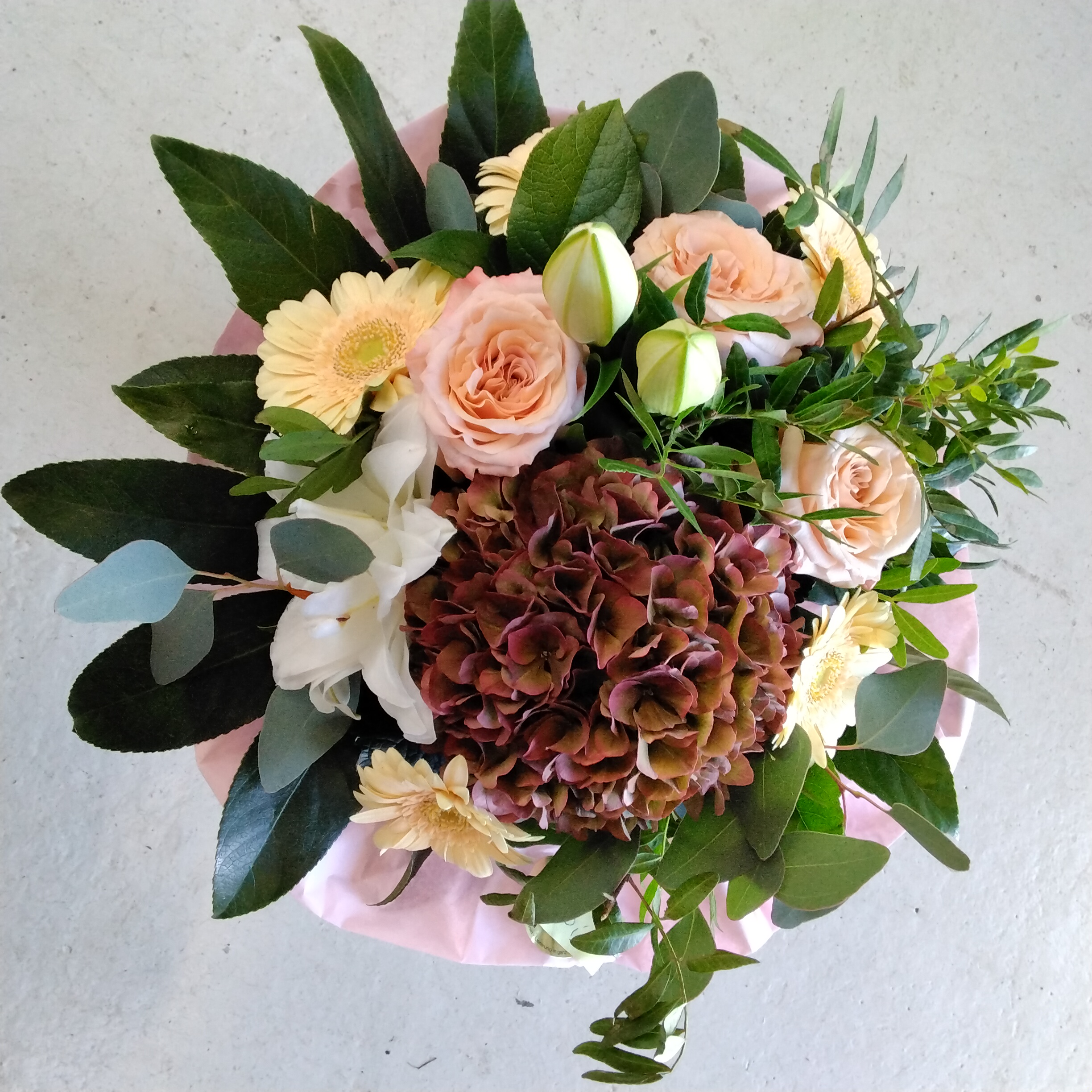 Blumenstrauß rund in creme