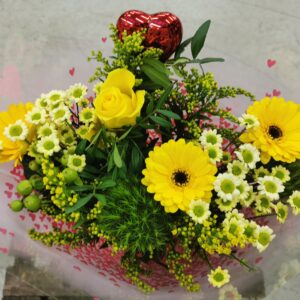 Bundstrauß in gelb mit Herz ( je nach Lagerung können Blumen und Farben variieren)