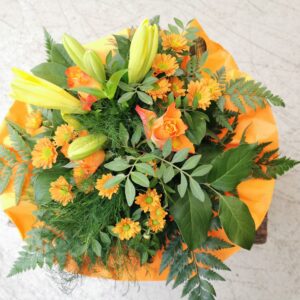 Blumenstrauß (je nach Lagerung können Blumen und Farben variieren)